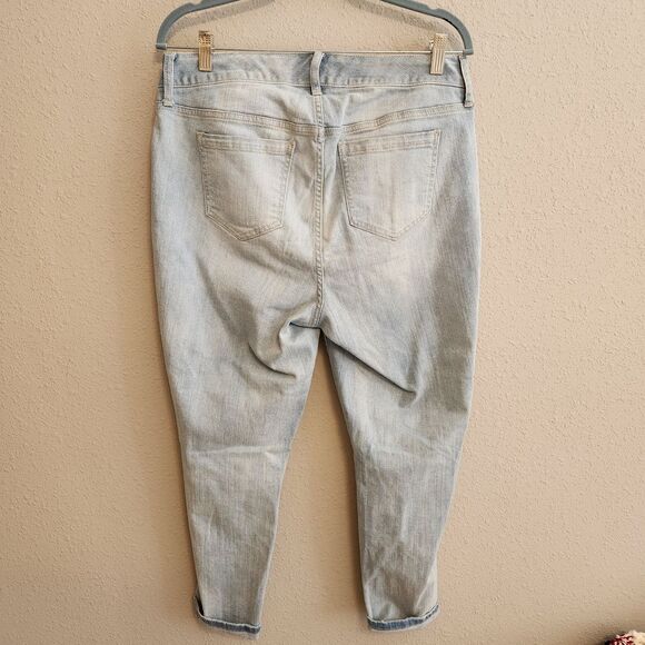 Torrid Distressed Boyfriend Jeans Light Wash Ripped Denim Size 12 Regular - Picture 8 of 12
